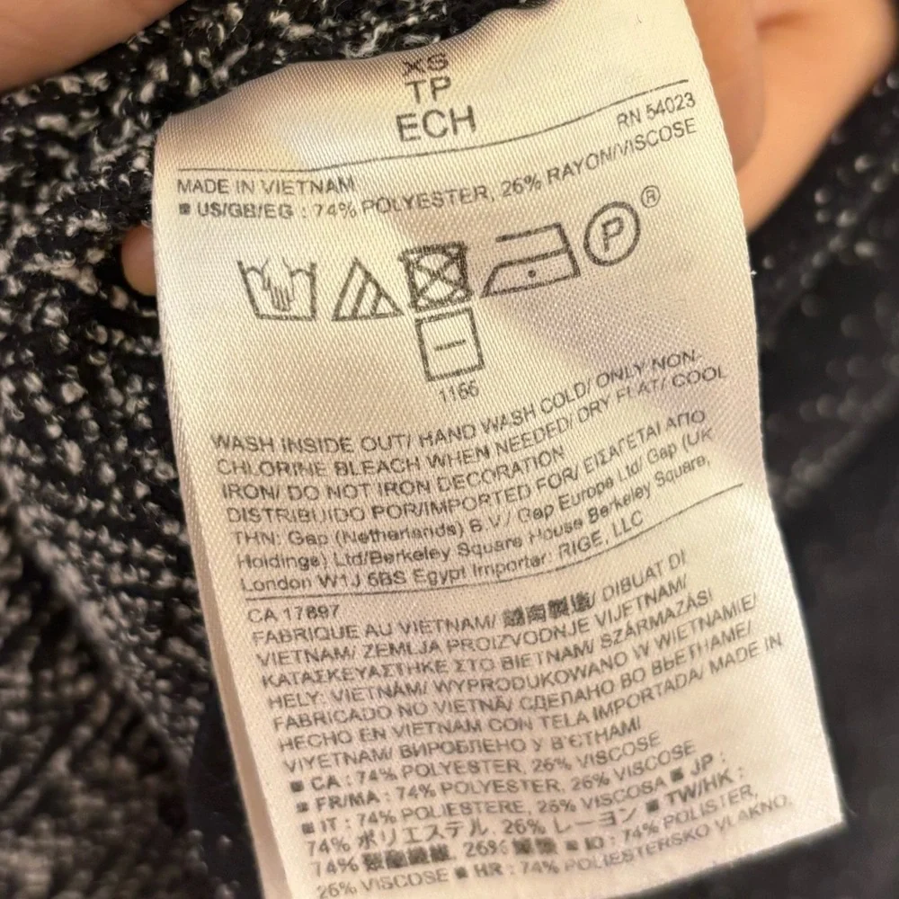 Banana Republic Black and Silver Short Sleeve Top - Picture 7 of 7